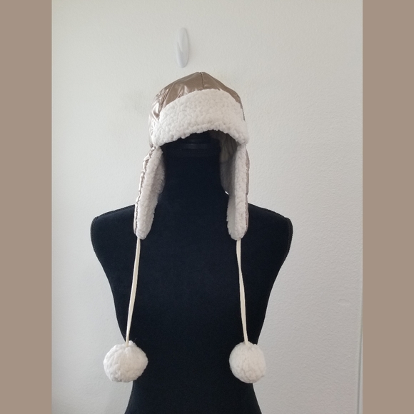 Aerie NWOT Gold Metallic Pompom Winter Hat - Picture 2 of 8